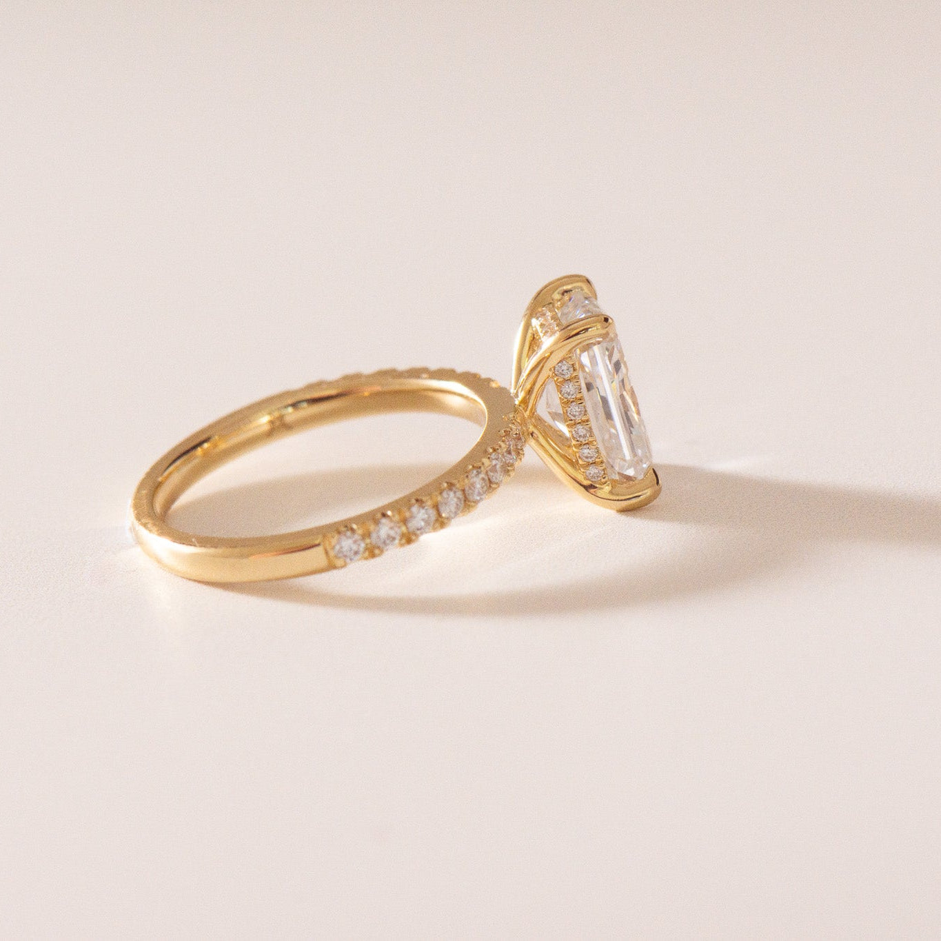 2.60ct radiant cut lab diamond engagement ring in 18kt yellow gold, D colour VS2 clarity, signature solitaire setting, size M