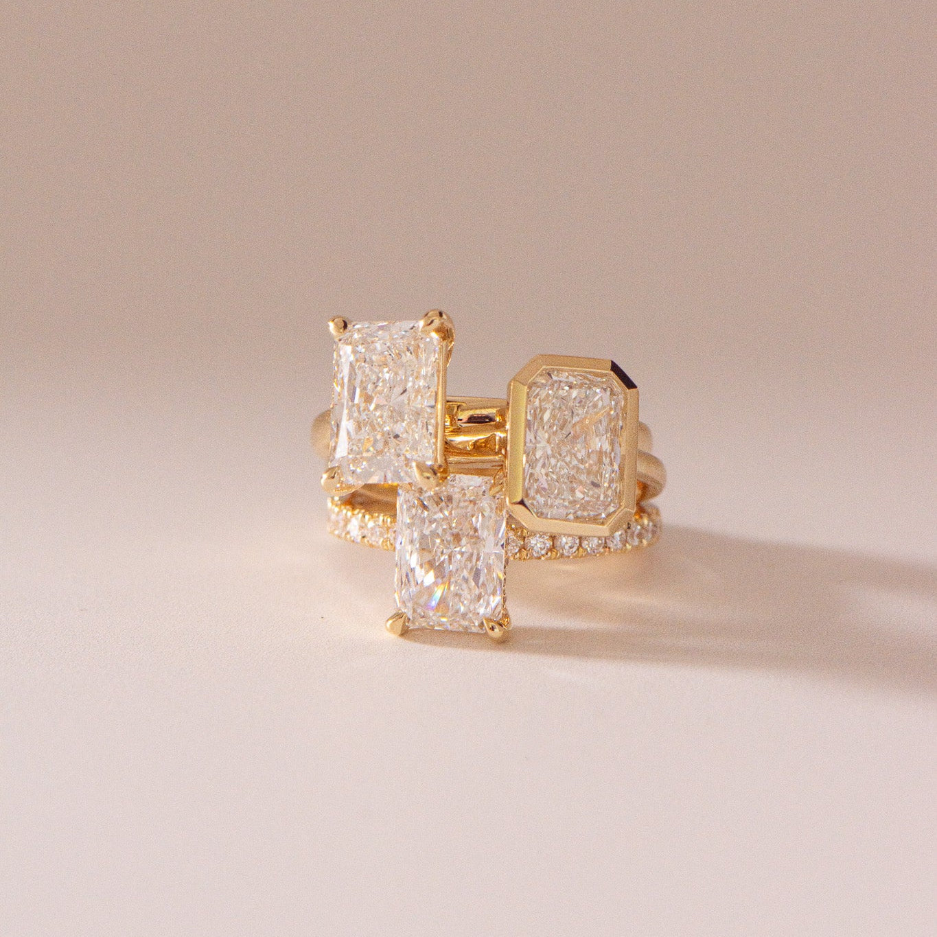 2.60ct radiant cut lab diamond engagement ring in 18kt yellow gold, D colour VS2 clarity, signature solitaire setting, size M