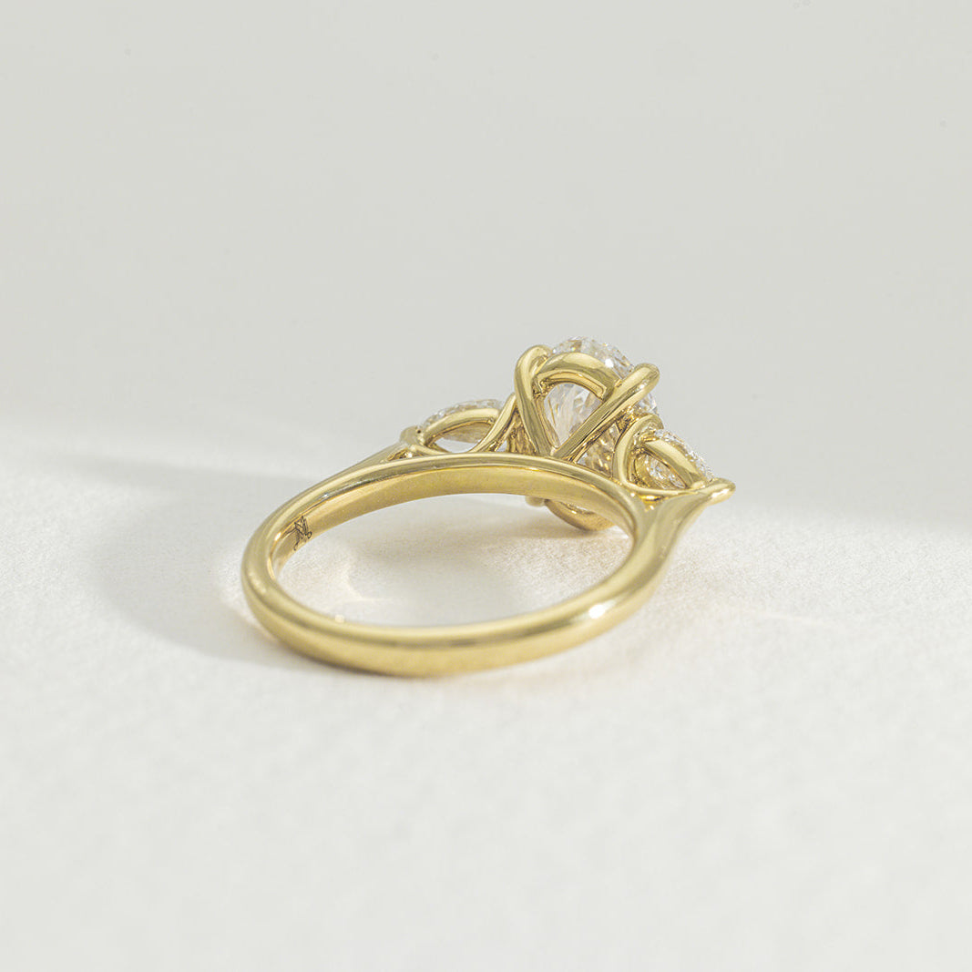 Isla | 2.5ct Oval Lab Grown Diamond Engagement Ring
