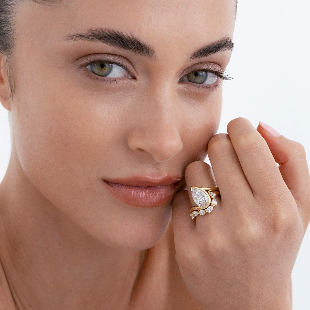 Oriana curved diamond wedding band in 18k gold