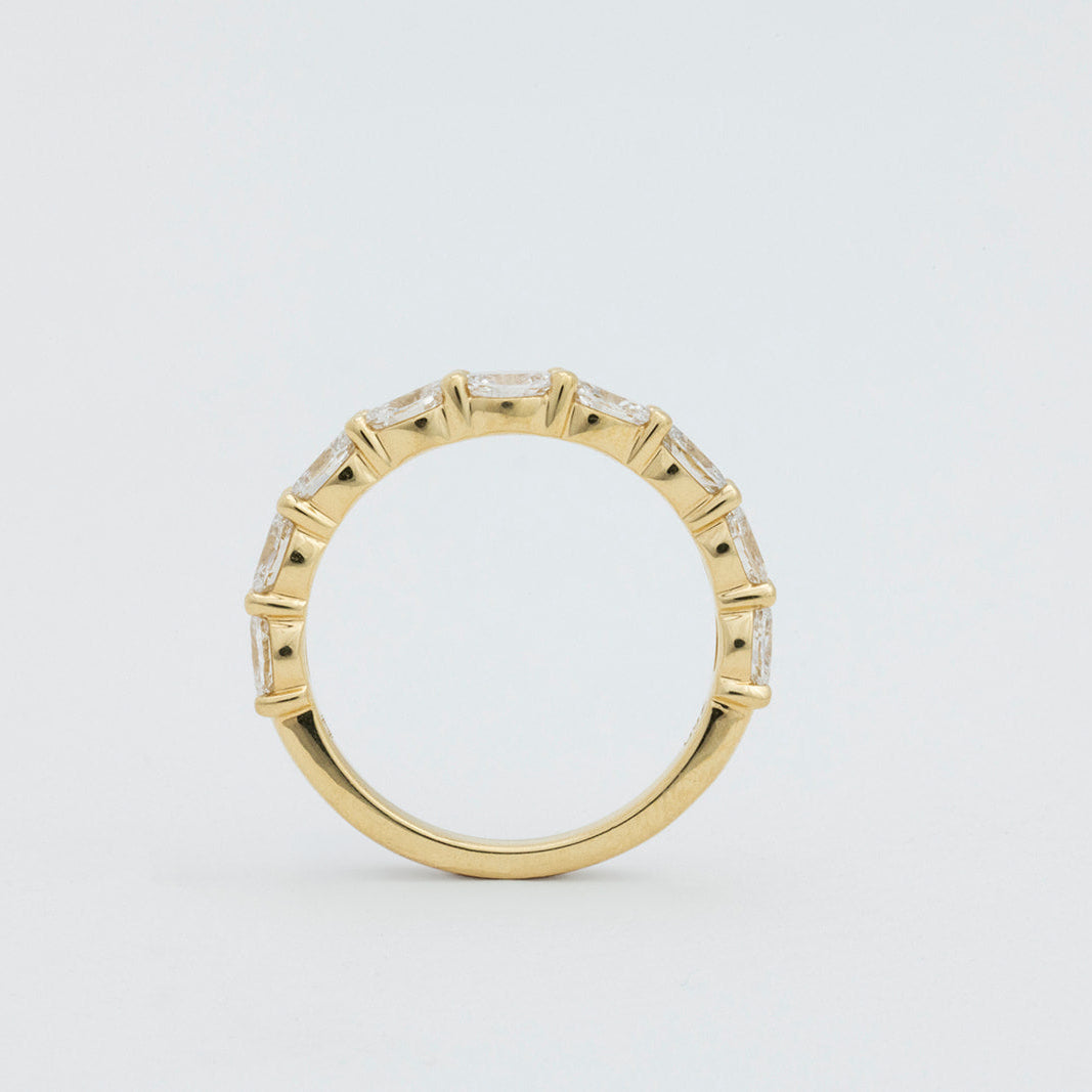 Asa curved diamond wedding band in 18K gold, handcrafted with sparkling diamonds