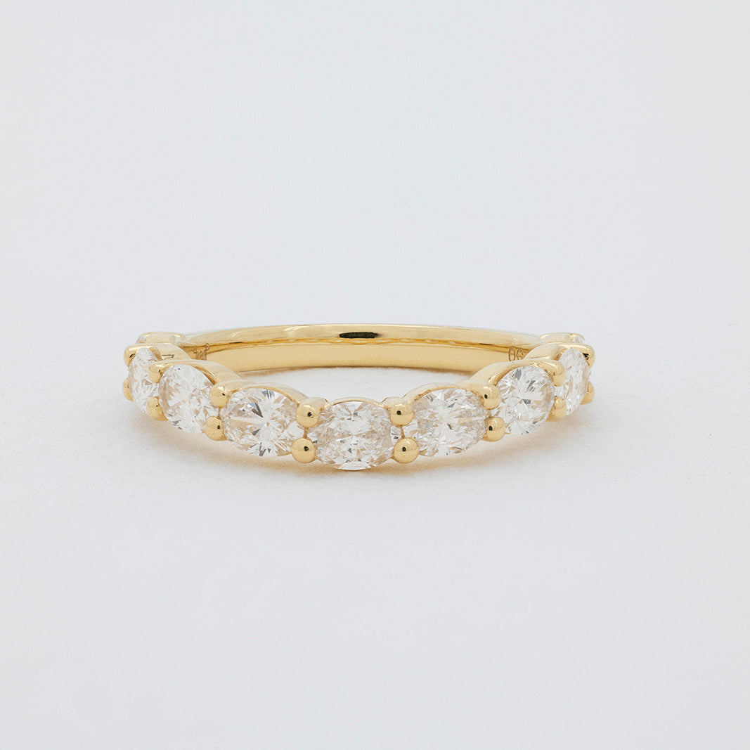 Asa curved diamond wedding band in 18K gold featuring brilliant claw-set diamonds