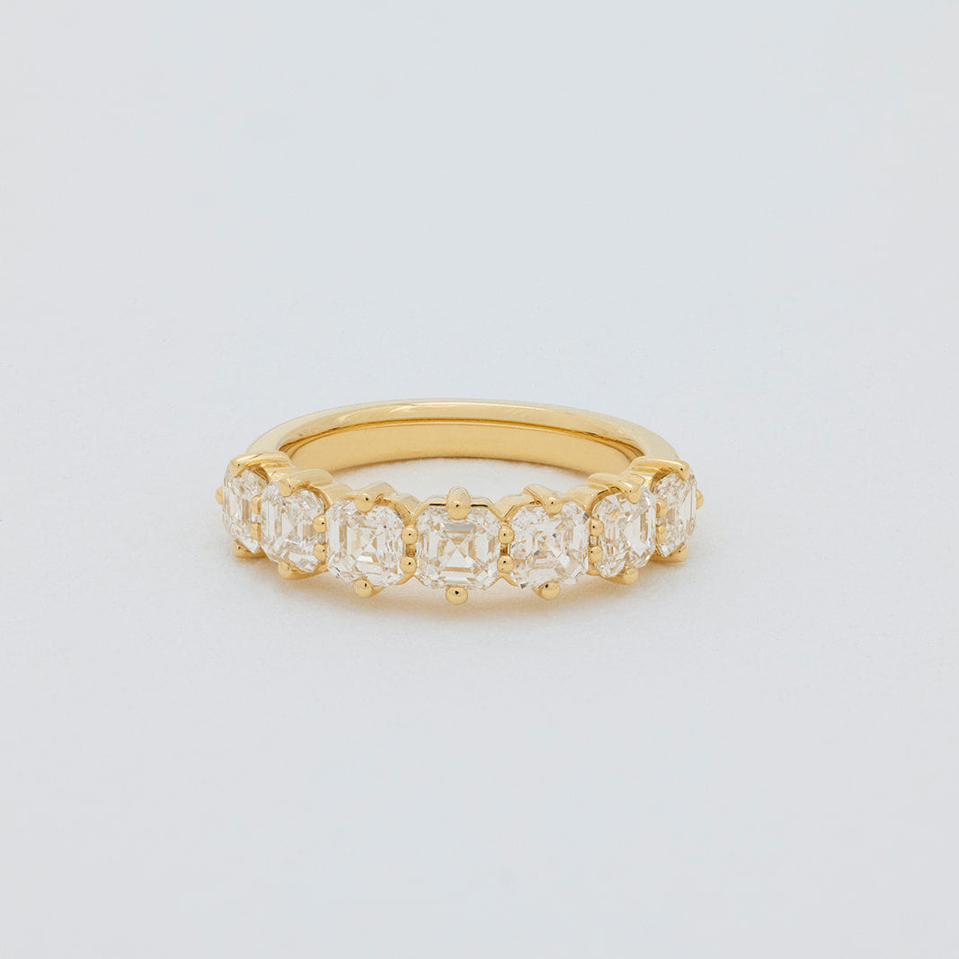 Asscher cut lab-grown diamond ring in 18K gold with 7 diamonds