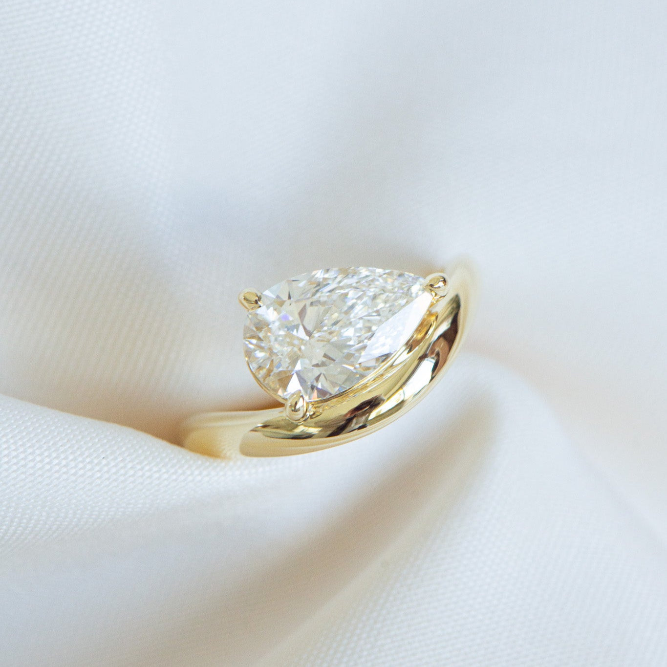 Ismae | 2.09ct East West Pear Curve Ring
