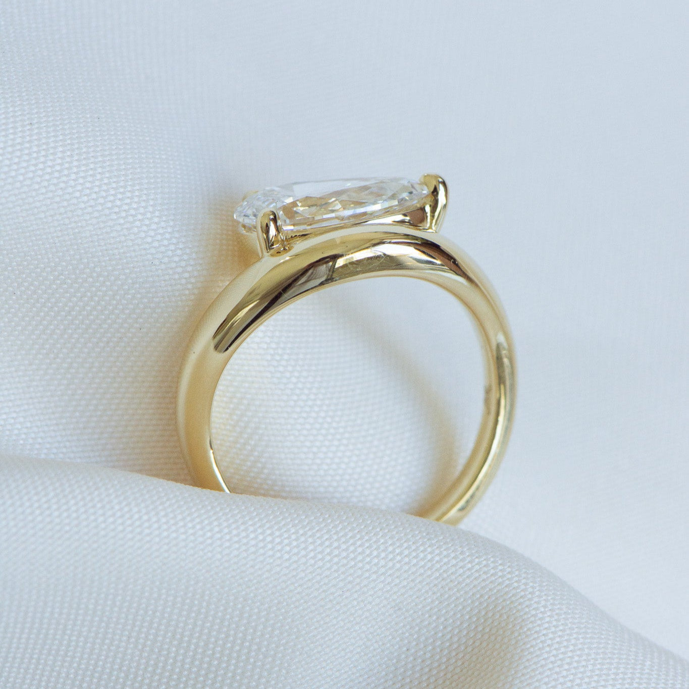 Ismae | 2.09ct East West Pear Curve Ring