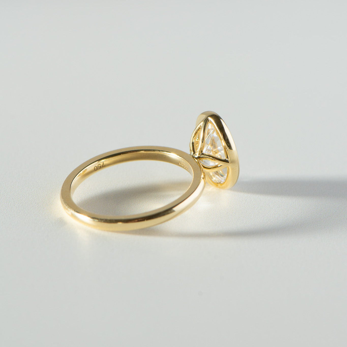 Bezel Helena | 2.50ct Oval Bezel Engagement Ring