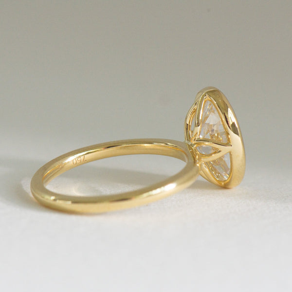Bezel Helena | 2.5ct Oval Diamond Engagement Ring