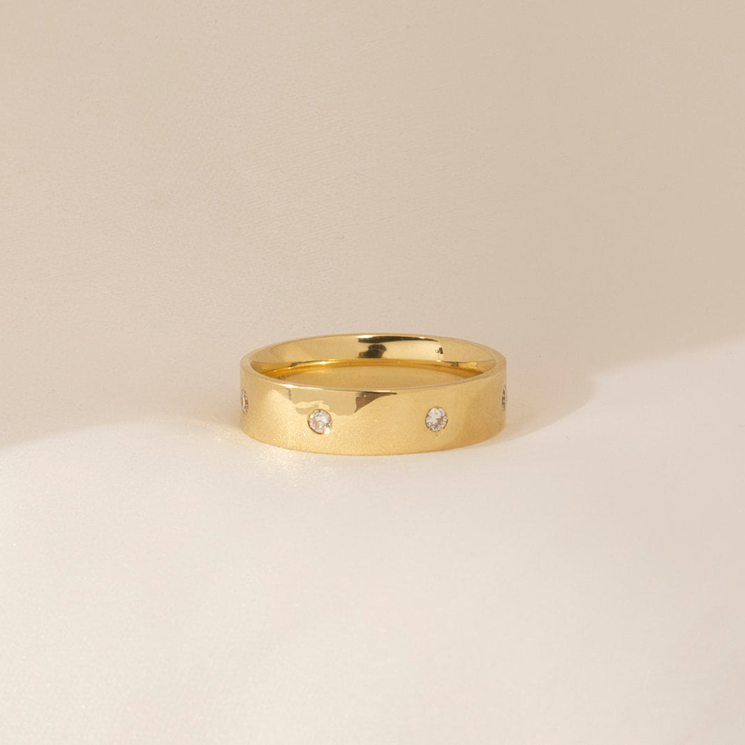 18K gold diamond cigar band ring featuring a sparkling diamonds
