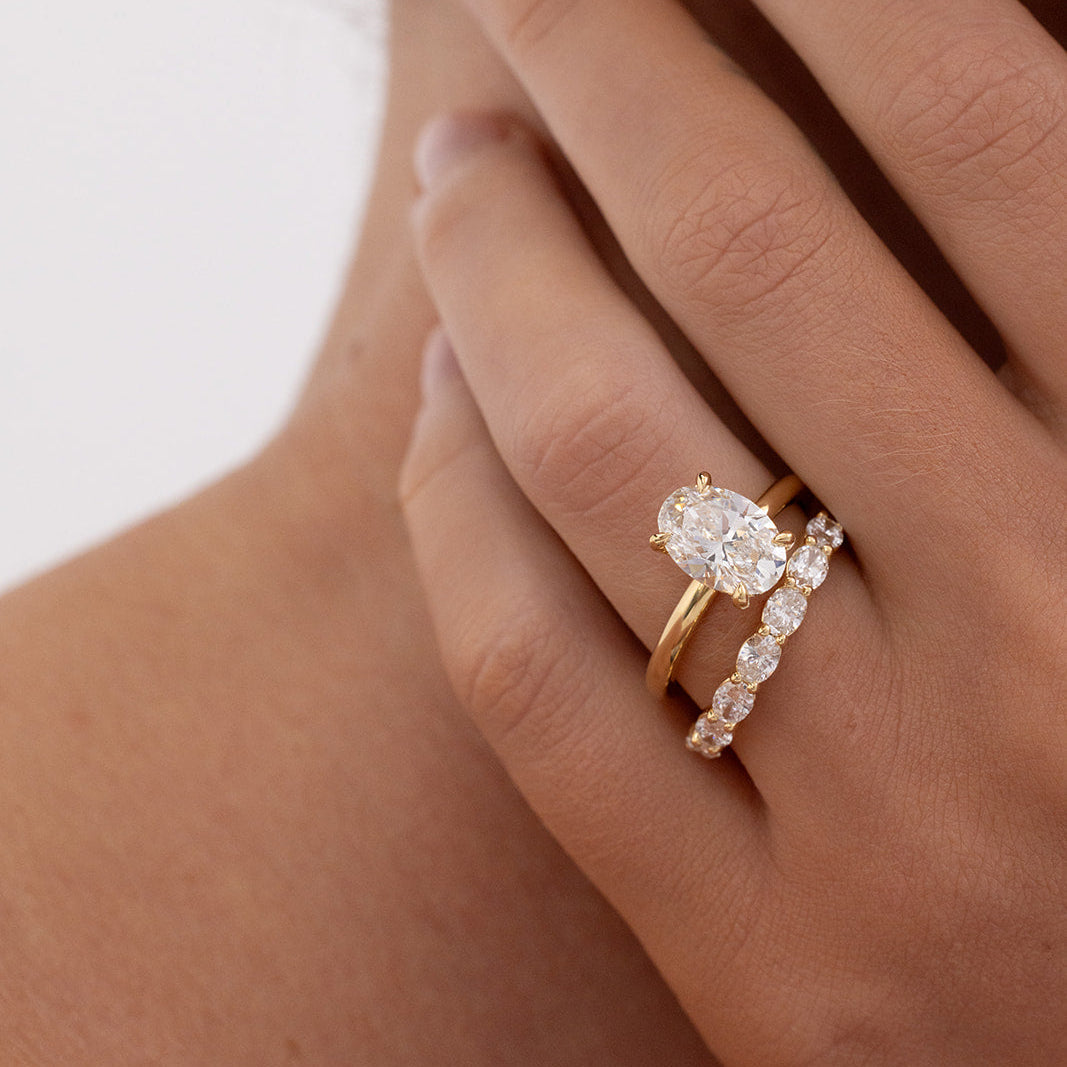 Tove oval diamond wedding ring in east west setting, crafted in 18K gold with 7 lab-grown diamonds